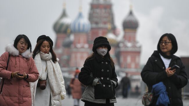 Туристы на Красной площади в Москве