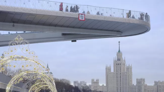 Москворецкая набережная и Парящий мост в парке Зарядье