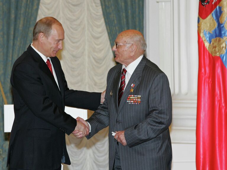 Президент России Владимир Путин поздравил в Кремле ветерана разведки Алексея Ботяна