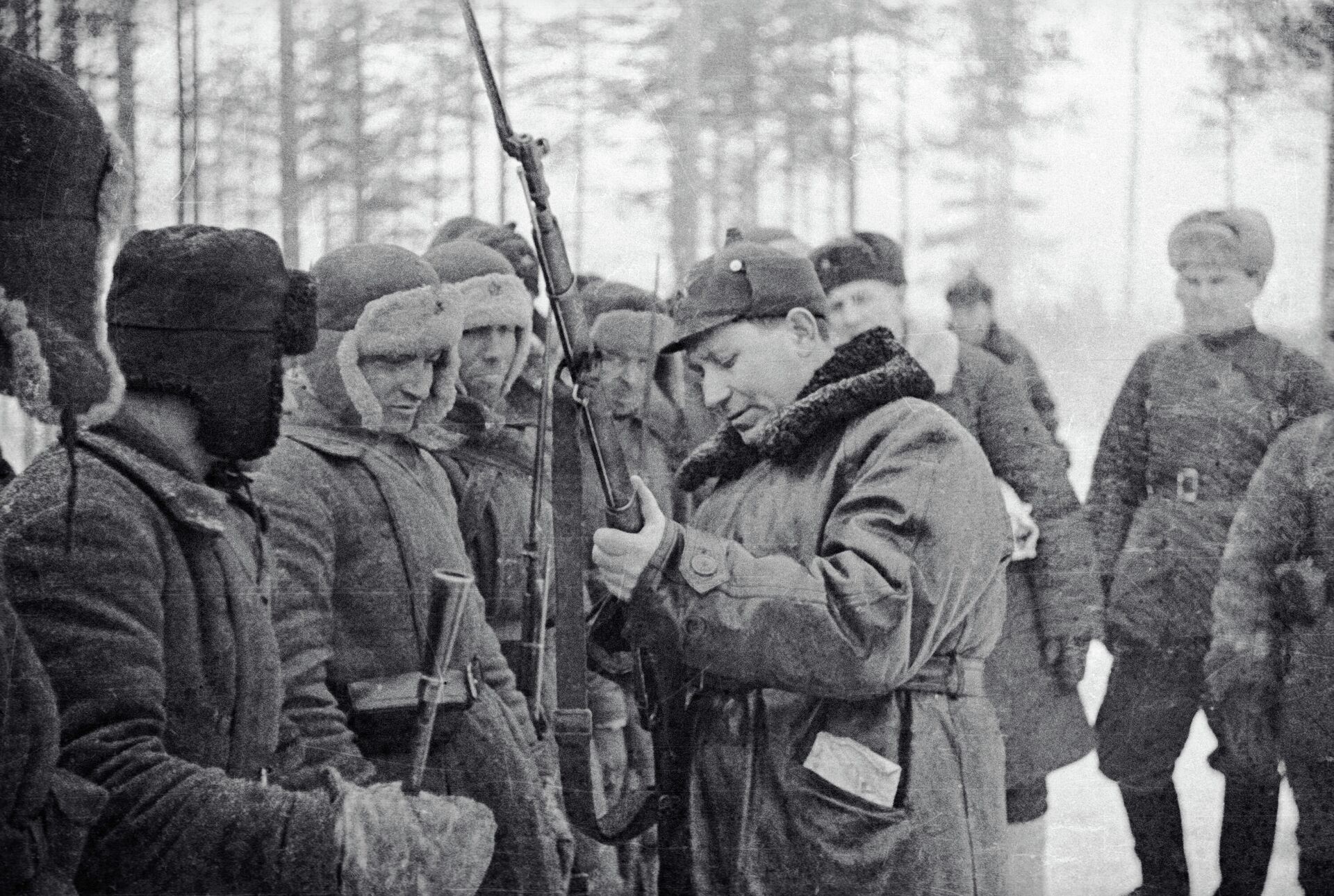 Генерал Терентий Фомич Штыков (в центре) рассматривает вооружение красноармейцев  - РИА Новости, 1920, 31.03.2021