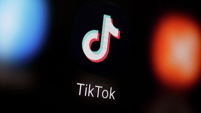 Логотип TikTok на экране смартфона