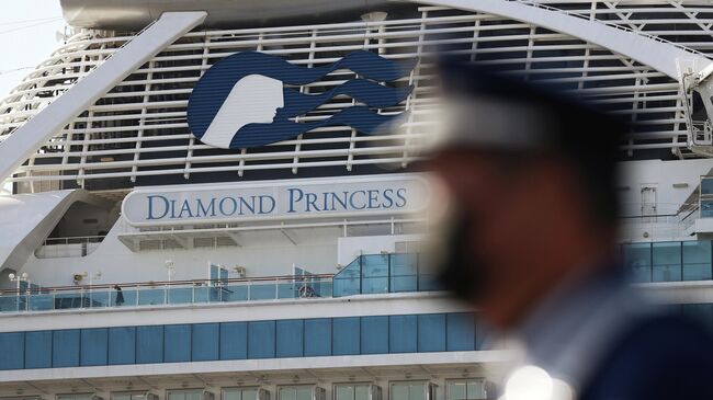 Круизный лайнер Diamond Princess в порту Йокогама