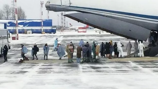 Прибытие первого военного самолета из Уханя в тюменский аэропорт