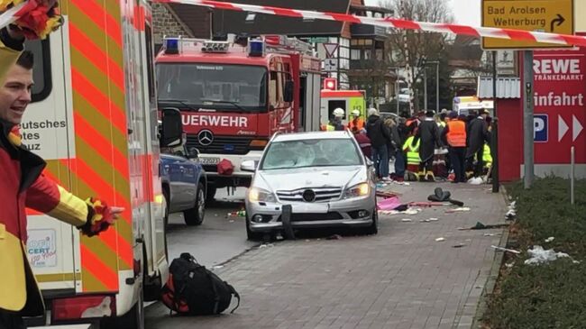 Место происшествия в Фолькмарзене, Германия, где автомобиль въехал в толпу людей во время карнавального праздника. 24 февраля 2020