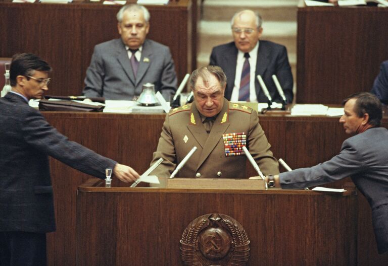 Кандидат на пост министра обороны СССР, кандидат в члены Политбюро ЦК КПСС, генерал армиии Д.Т. Язов на первой сессии совместного заседания палат Верховного Совета СССР Кандидат на пост министра обороны СССР, кандидат в члены Политбюро ЦК КПСС, генерал армиии Д.Т. Язов на первой сессии совместного заседания палат Верховного Совета СССР