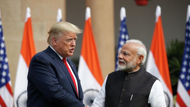 Президент США Дональд Трамп и премьер-министр Индии Нарендра Моди пожимают друг другу руки перед встречей в Хайдарабад-Хаусе в Нью-Дели, Индия. 25 февраля 2020 