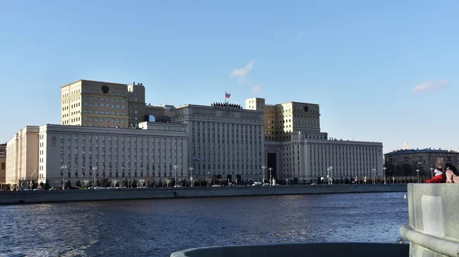 Здание министерства обороны РФ на Фрунзенской набережной в Москве