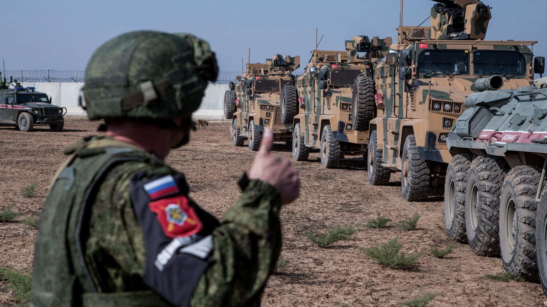 Турецкие и российские военные во время совместного патрулирования на северо-востоке Сирии - РИА Новости, 1920, 30.09.2020