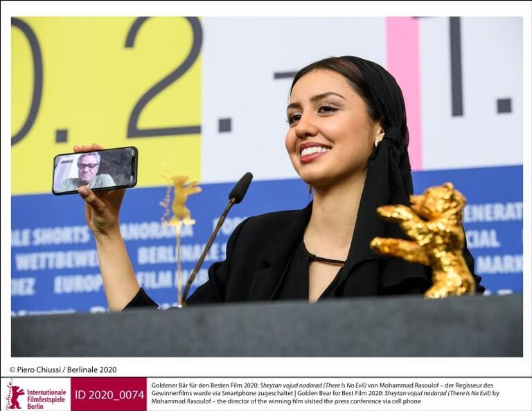 Режиссер Мохаммад Расулоф (по видеосвязи)