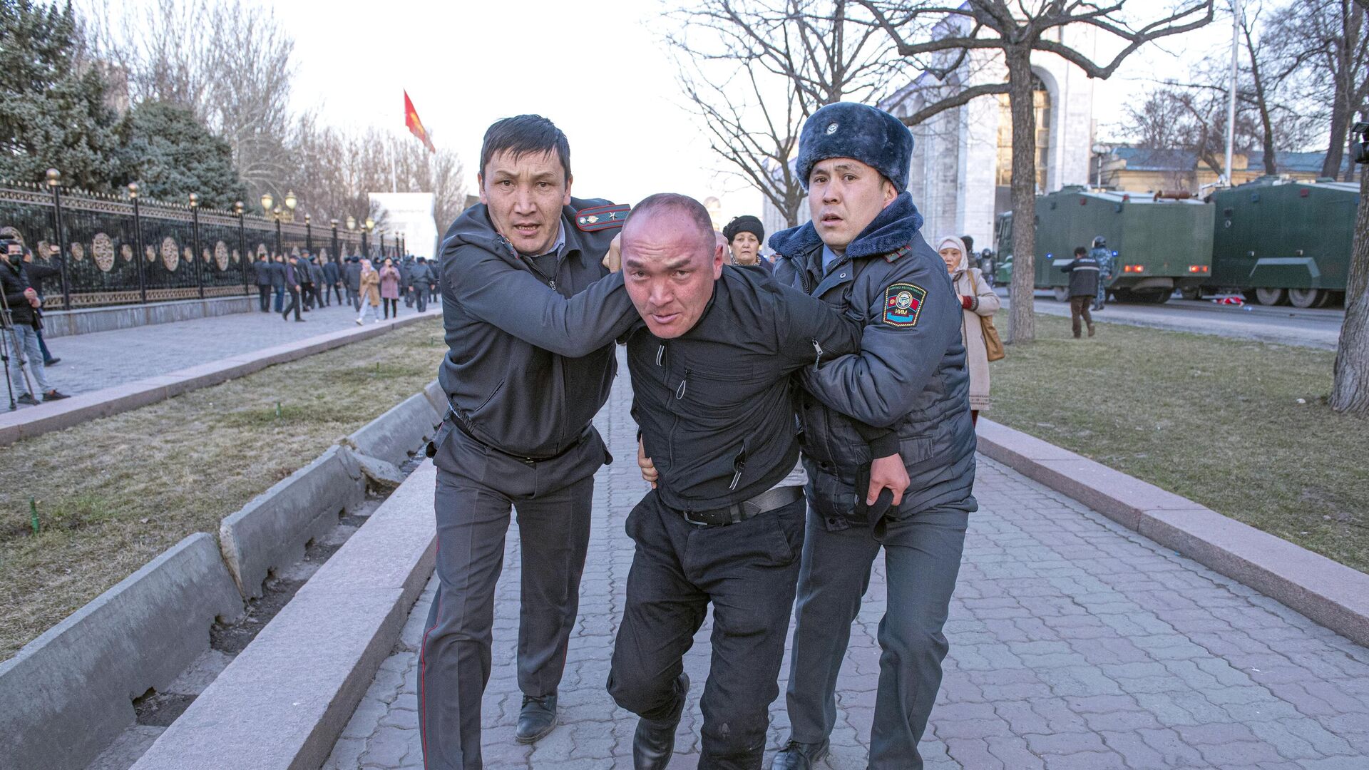 Сотрудники милиции во время задержания участника митинга в поддержку экс-депутата Садыра Жапарова в Бишкеке - РИА Новости, 1920, 03.03.2020