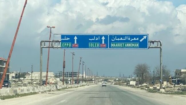 Трасса М5 Дамаск-Алеппо в районе поселения Маарет-Нуман провинции Идлиб в Сирии