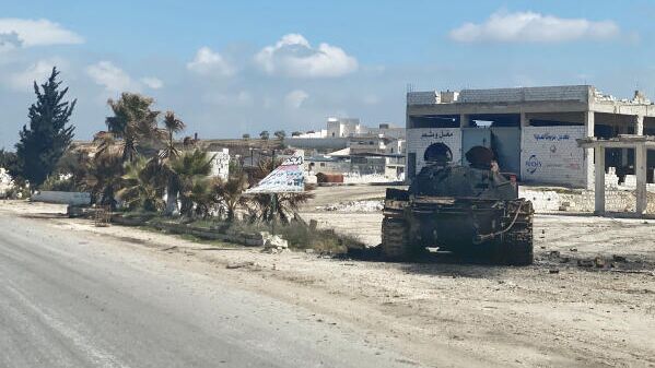 Военная техника на обочине трассы М5 Дамаск-Алеппо в районе поселения Маарет-Нуман провинции Идлиб в Сирии - РИА Новости, 1920, 25.11.2020