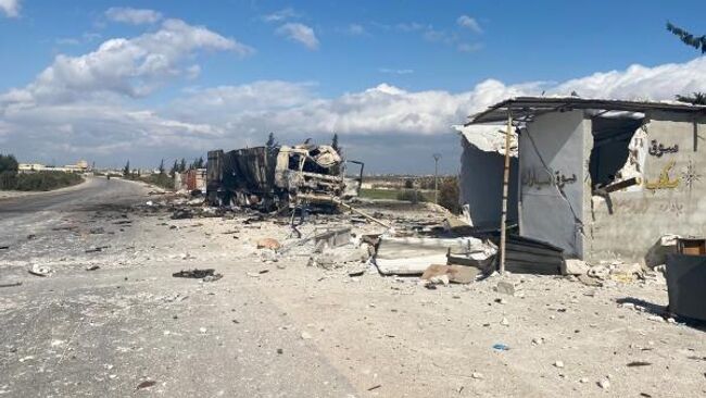 Разрушенная военная техника сирийской армии и дома в районе Саракеб провинции Идлиб в Сирии