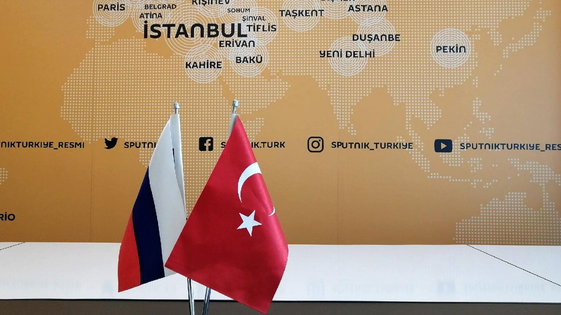 Флаги России и Турции в офисе Sputnik в Стамбуле - РИА Новости, 1920, 24.05.2022
