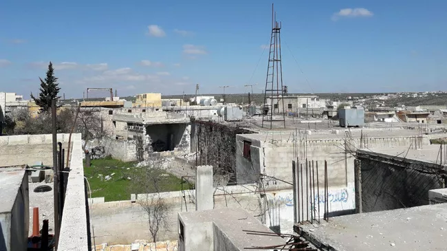 Подразделения сирийской арабской армии в освобожденном от террористов городе Хазарен в южной части провинции Идлиб