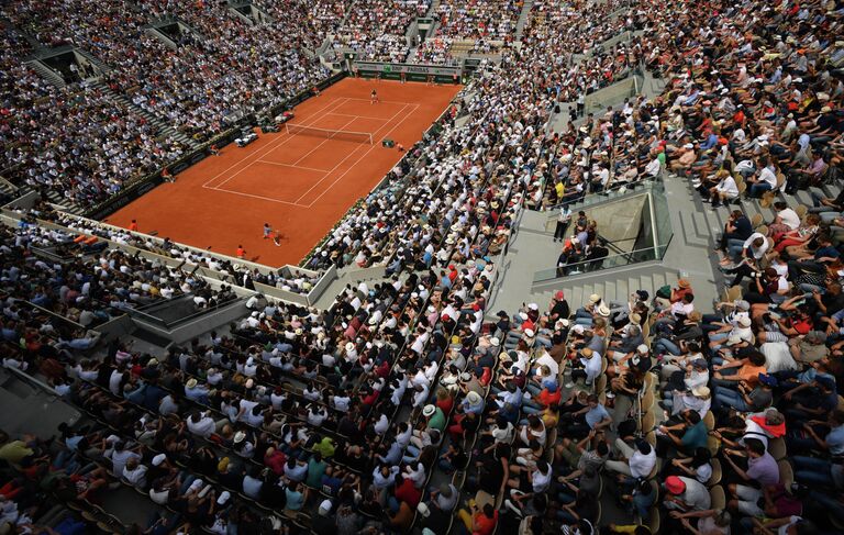 Зрители на трибунах во время матча 1/4 финала мужского одиночного разряда Открытого чемпионата Франции по теннису между Роджером Федерером (Швейцария) и Станиславом Вавринкой (Швейцария)