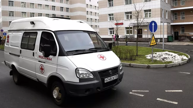 Машина скорой помощи на территории Городской клинической инфекционной больницы имени С. П. Боткина