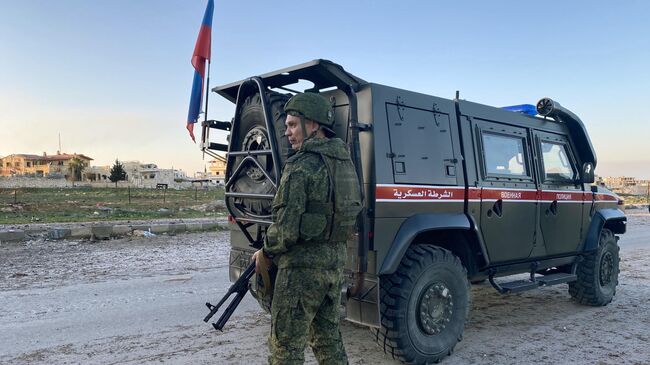 Патруль российской военной полиции в районе освобожденного от боевиков города Саракеб в провинции Идлиб