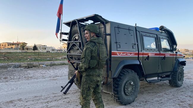 Патруль российской военной полиции в районе освобожденного от боевиков города Саракеб в провинции Идлиб