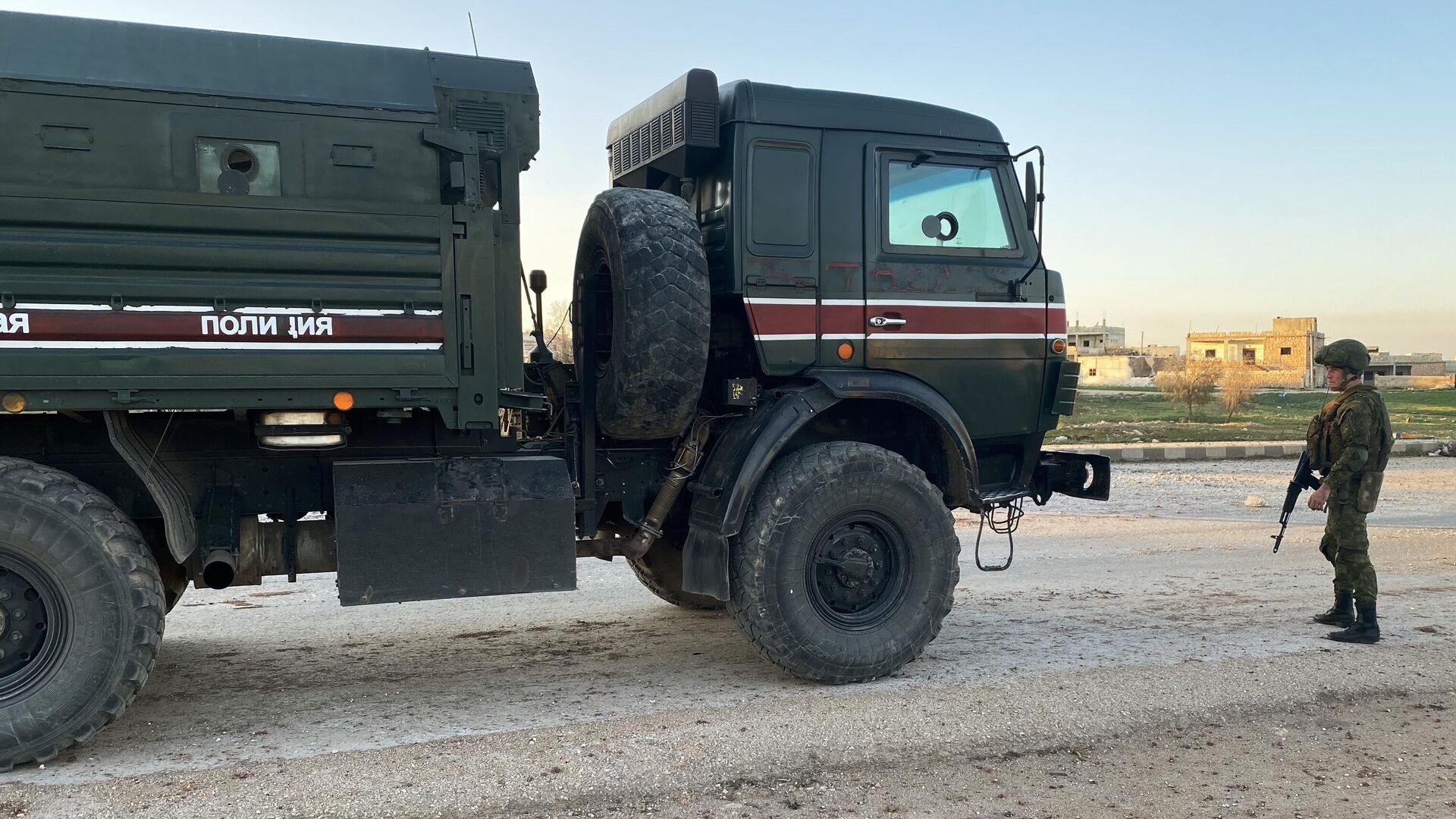 Патруль российской военной полиции в районе освобожденного от боевиков города Саракеб в провинции Идлиб - РИА Новости, 1920, 14.05.2021