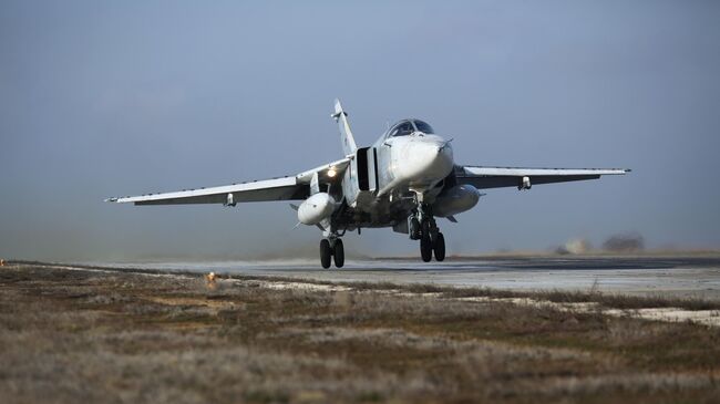 Бомбардировщик Су-24М во время летно-тактических учений в Волгоградской области