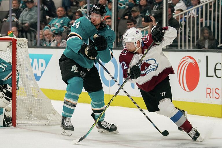 Защитник Сан-Хосе Шаркс Марк-Эдуар Влашич против правого нападающего Колорадо Эвеланш Йоонаса Донского в матче НХЛ