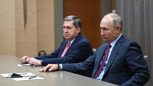Президент РФ Владимир Путин и помощник президента РФ Юрий Ушаков во время встречи с генеральным секретарем ОДКБ Станиславом Засем