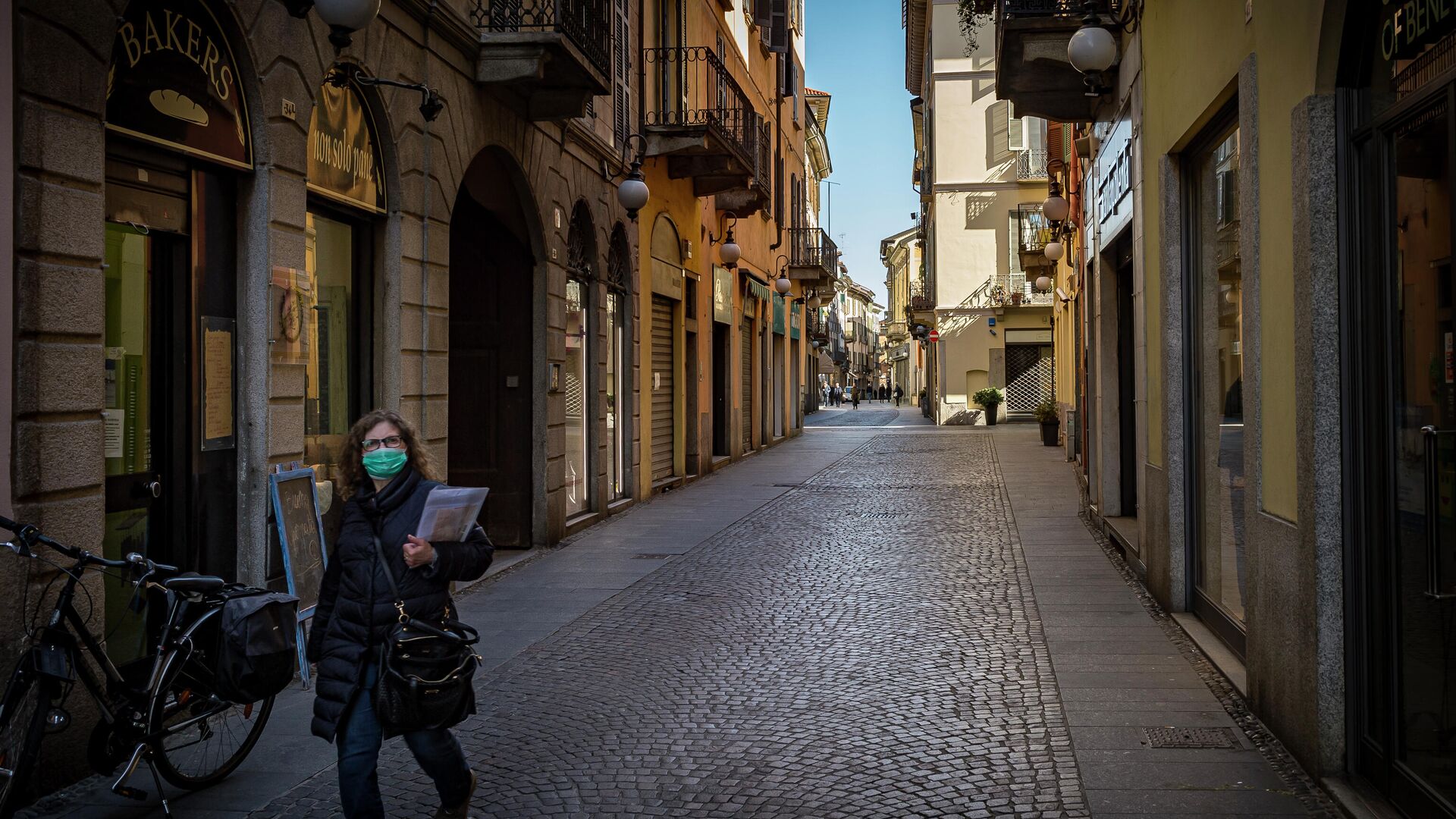 Женщина в маске но одной из улиц Новары - РИА Новости, 1920, 23.09.2020