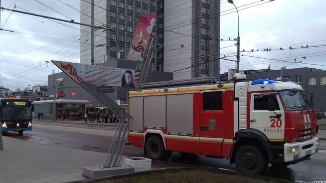 Автомобиль пожарной службы на улице Москвы