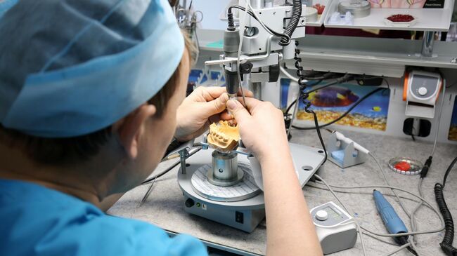 Зубной техник во время работы 