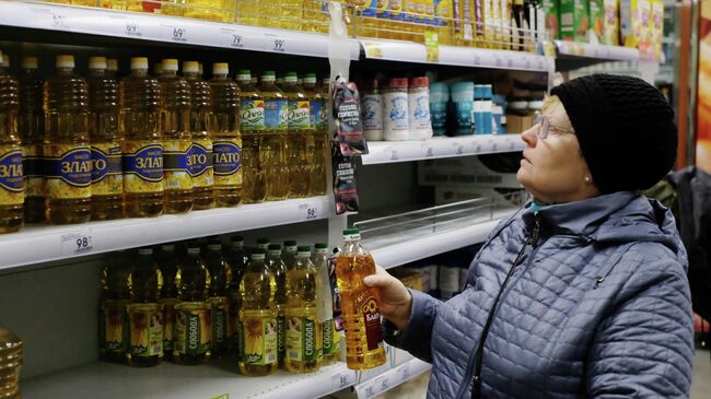 Покупательница в продуктовом магазине Москвы