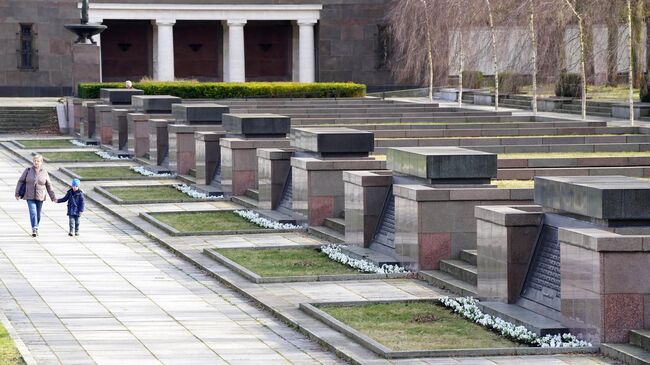 Кладбище-памятник воинам Советской армии в парке Шёнхольцер-Хайде в административном округе Берлина Панкове