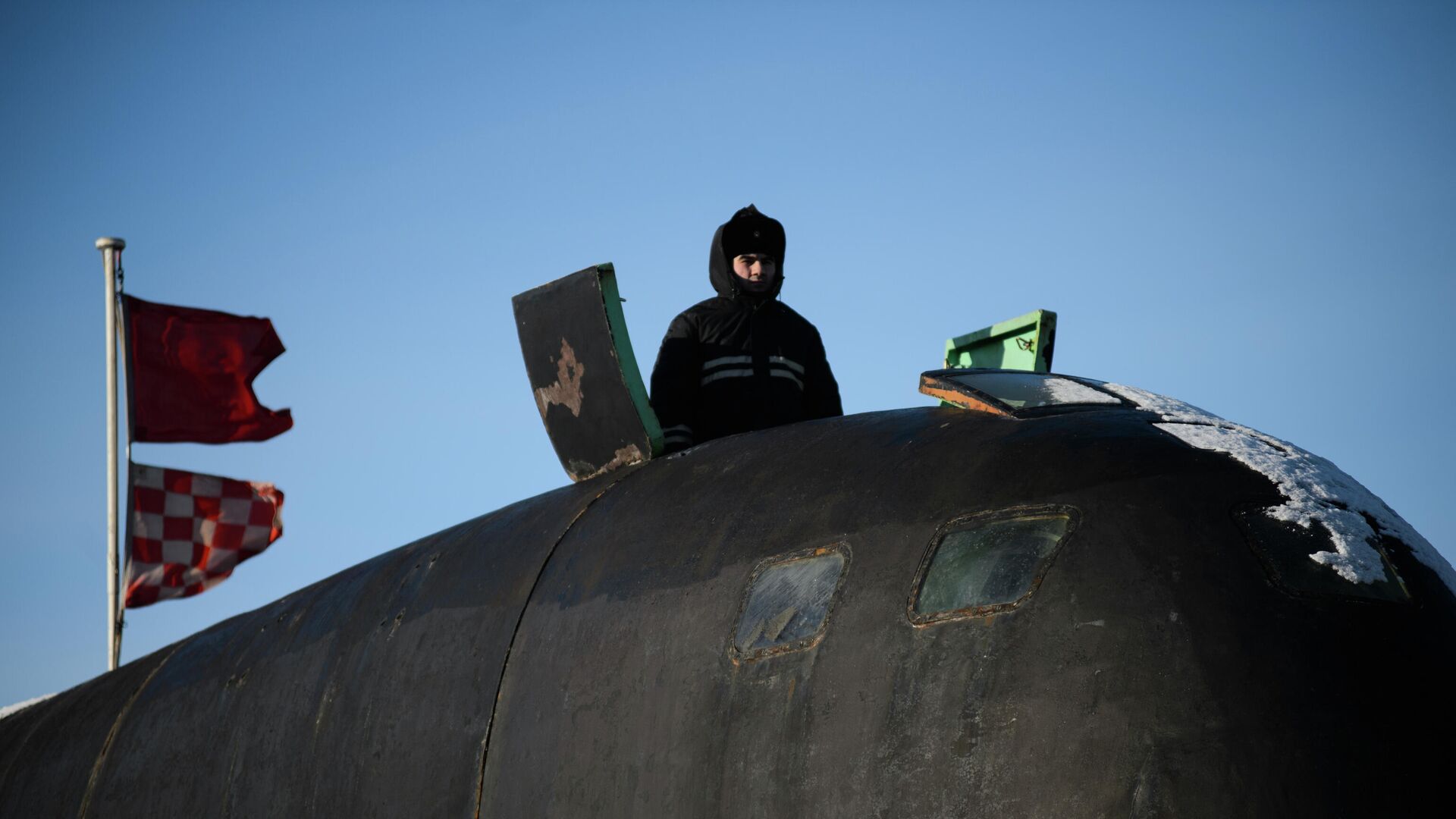 Моряк на ограждении боевой рубки атомной подводной лодки Северодвинск - РИА Новости, 1920, 05.10.2021