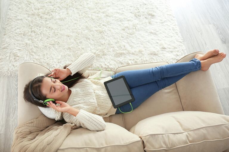 Девушка слушает музыку Девушка слушает музыку