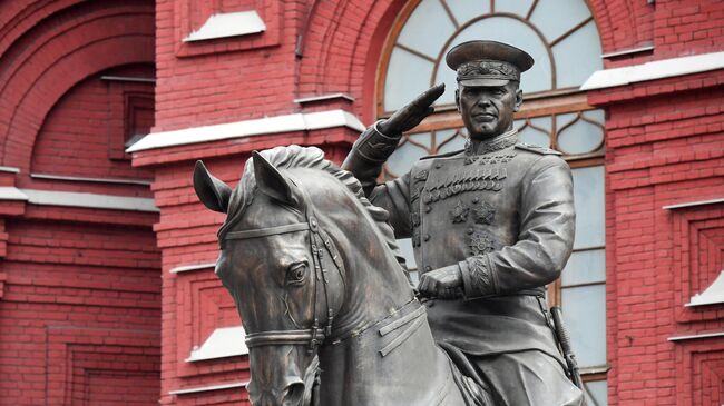 Новый памятник маршалу Жукову установлен на Манежной площади в Москве 