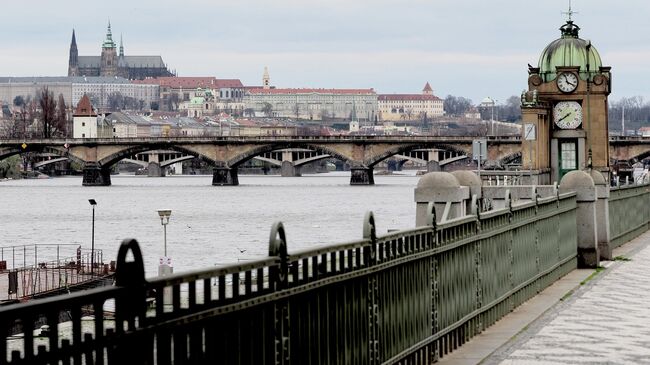 Опустевшие в связи с угрозой заражения вирусом COVID-19 улицы Праги