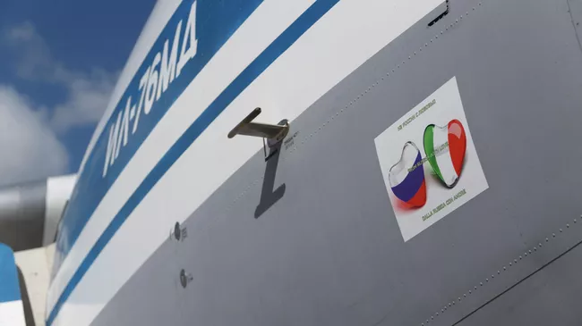 Военно-транспортный самолет ВКС России Ил-76 МД с медицинским оборудованием, предназначенным для отправки в Италию
