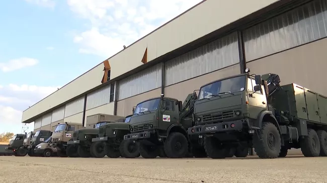 Автомобили с медицинским оборудованием, доставленные военно-транспортным самолетом ВКС России Ил-76 МД, на итальянской авиабазе Практика-ли-Маре