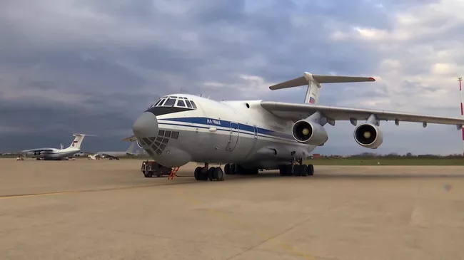 Военно-транспортный самолет ВКС России Ил-76 МД с медицинским оборудованием, предназначенным для борьбы с вирусом COVID-19, на итальянской авиабазе Практика-ли-Маре