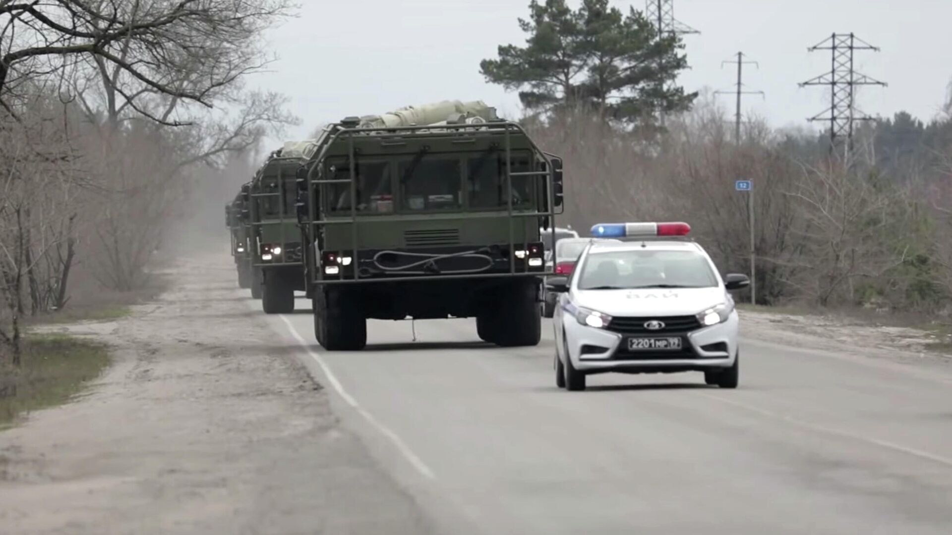 Автомобиль военной автомобильной инспекции во главе колонны оперативно-тактических ракетных комплексов Искандер-М в Воронеже - РИА Новости, 1920, 10.04.2020