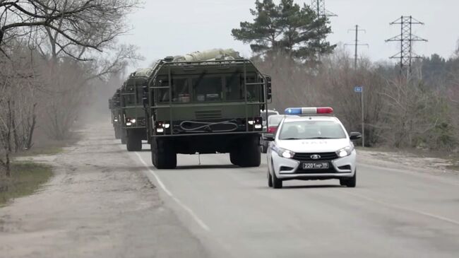 Автомобиль военной автомобильной инспекции во главе колонны оперативно-тактических ракетных комплексов Искандер-М в Воронеже