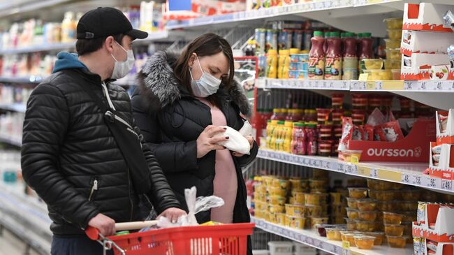 Покупатели в медицинских масках в супермаркете Симферополя