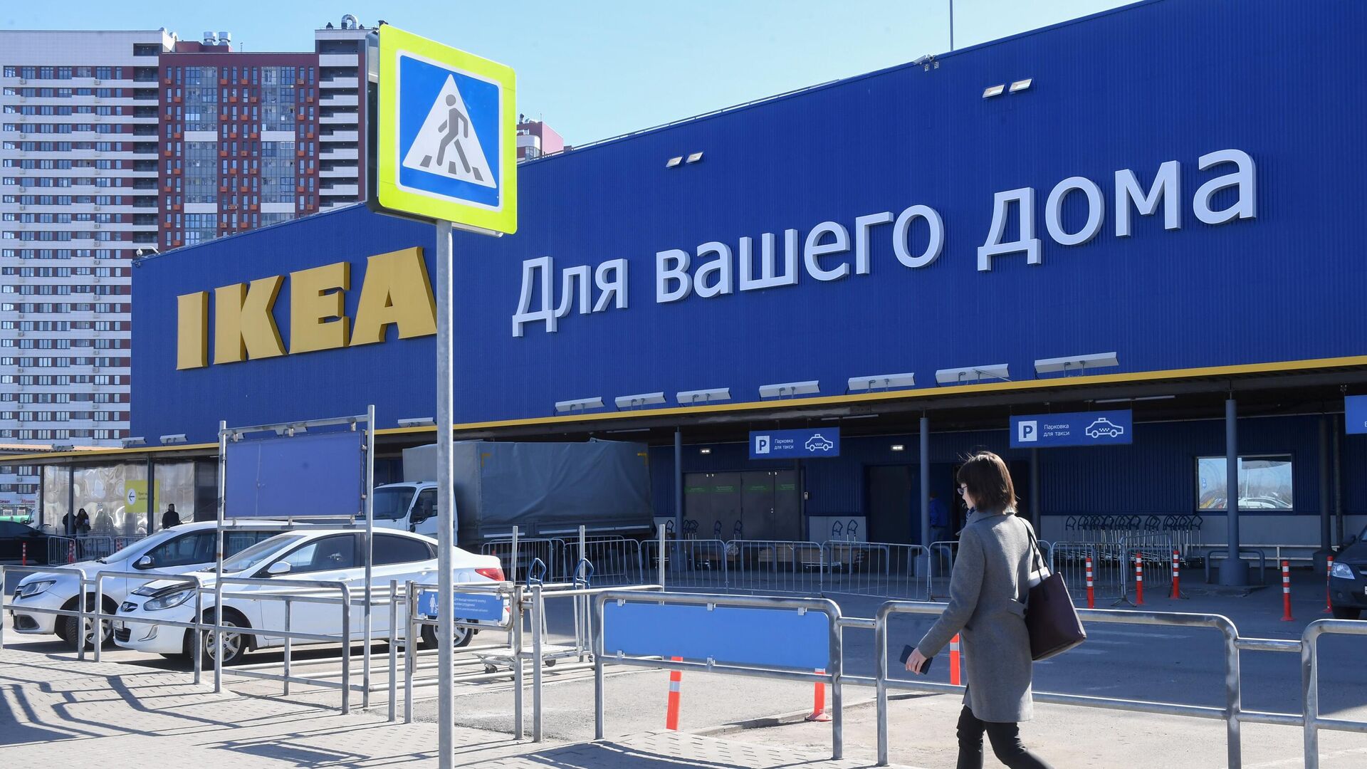 Женщина идет мимо магазина IKEA - РИА Новости, 1920, 15.06.2022