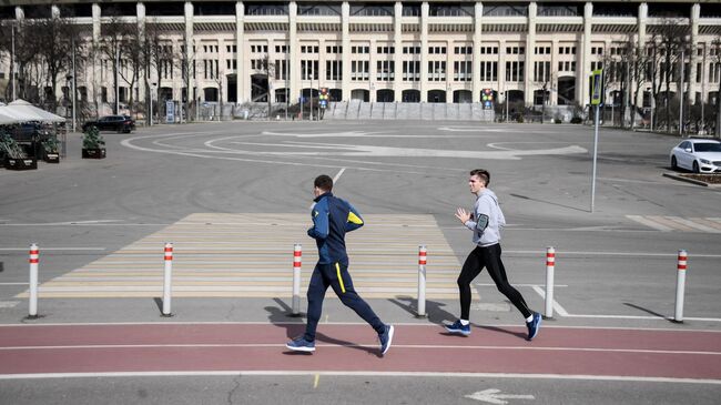 Люди занимаются спортом на улицах Москвы