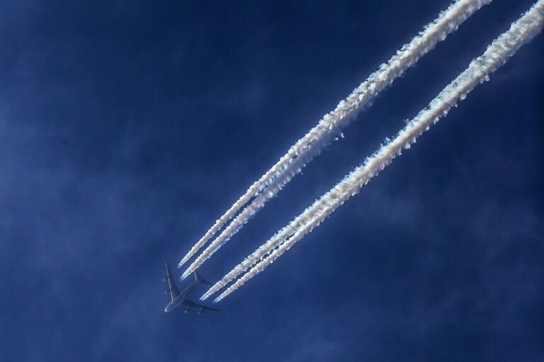 Самолет Boeing 747-4HQF в небе над Москвой