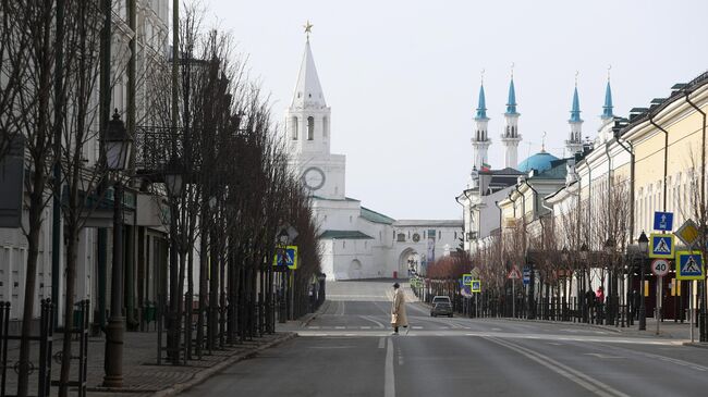 Пешеход на улице Кремлевская в Казани