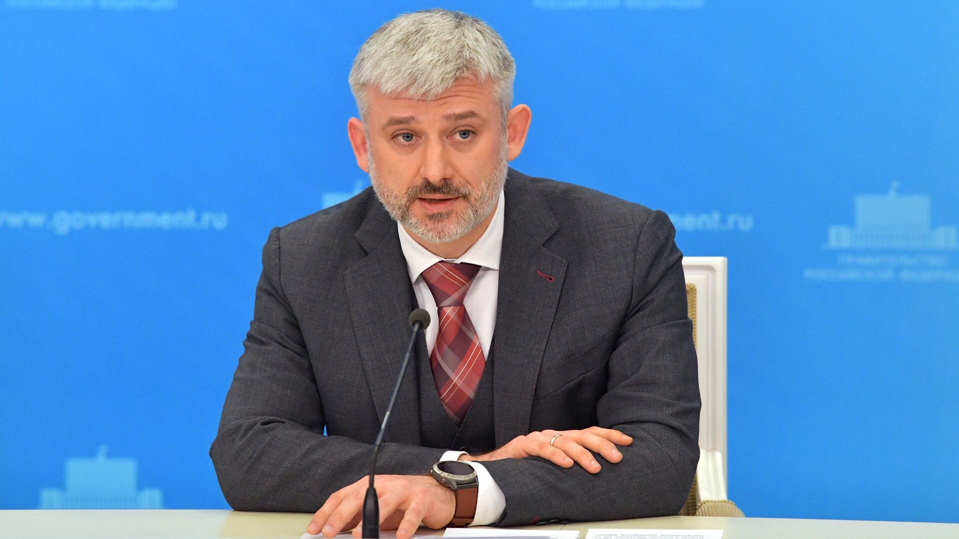 Министр транспорта РФ Евгений Дитрих во время брифинга по итогам заседания президиума Координационного совета по борьбе с распространением новой коронавирусной инфекции - РИА Новости, 1920, 01.11.2020