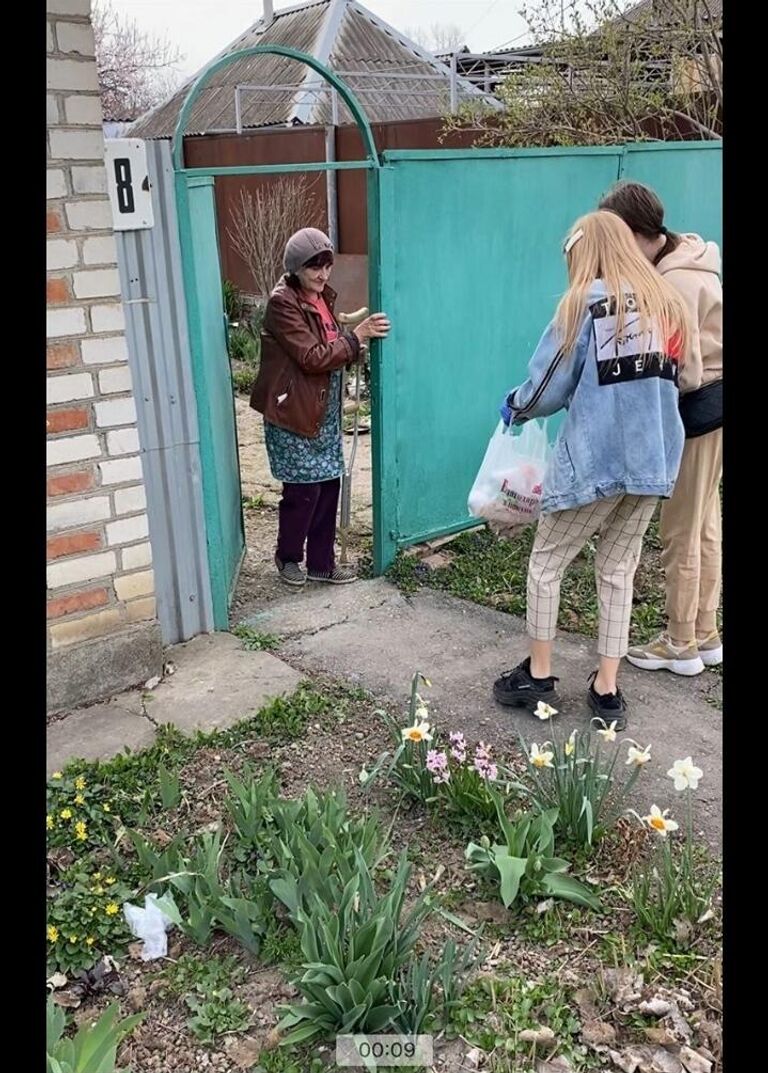 Помощь волонтеров. Зеленокумск. Сестры-блоггеры Мария Кузьменко и Анна Звоник
Купили 20 пакетов еды и раздали в своем городе пожилым людям.