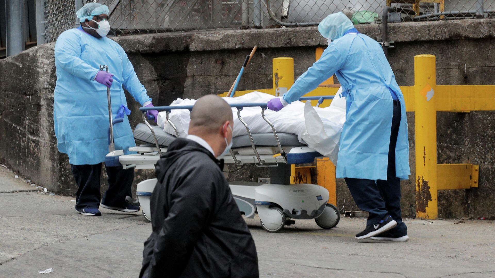 Транспортировка зараженного вирусом COVID-19 в Бруклинский больничный центр  - РИА Новости, 1920, 19.09.2020