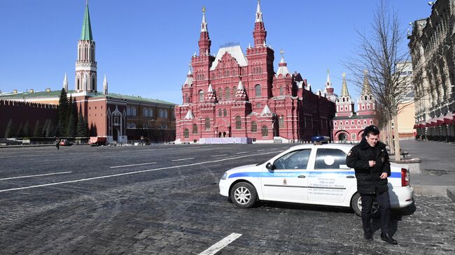 Сотрудник полиции на Красной площади в Москве